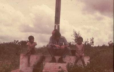 [Vladimir Herzog sentado na base da cruz com duas crianças] (1)